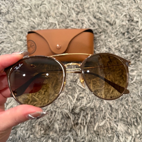 Ray-Ban Sunglasses with Brown Case - Picture 3 of 4
